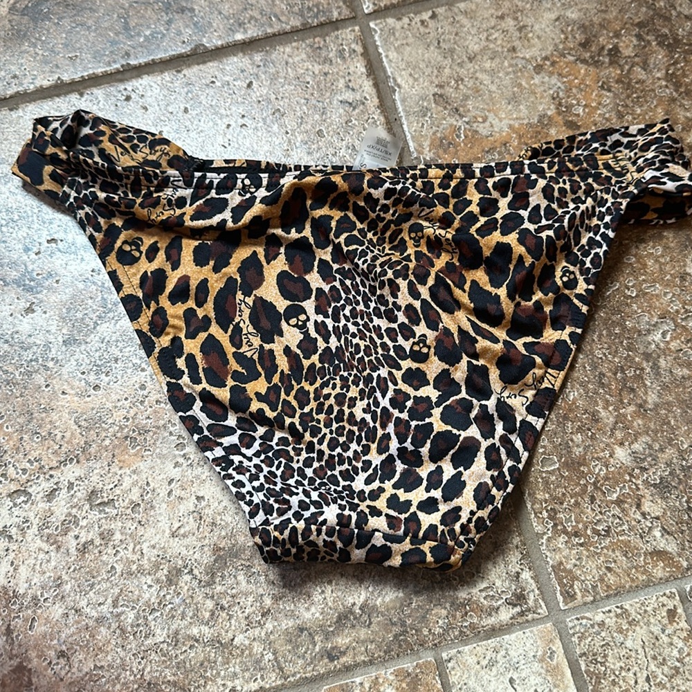 Victorias Secret leopard print bikini with mini skulls and “very sexy” in print - Picture 7 of 7